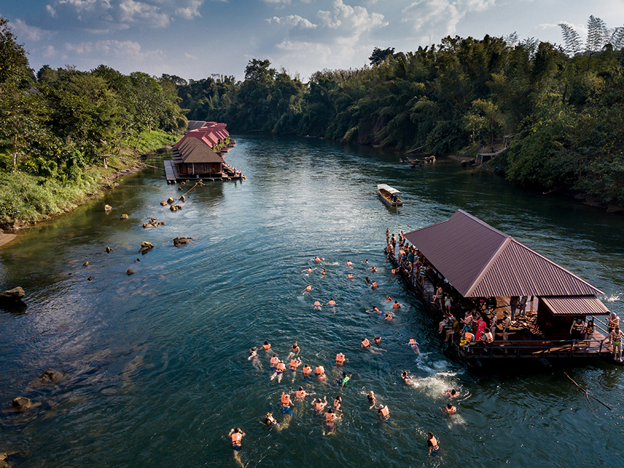 นั่งเรือชมวิว ถึงน้ำตกไทรโยคใหญ่